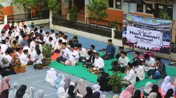 Ratusan siswa melakukan kegiatan doa bersama di halaman sekolah Yayasan Pendidikan Islam Al-Hidayah, Cinere, Depok, Jawa Barat, Rabu (22/10/2025). (merdeka.com/Arie Basuki)