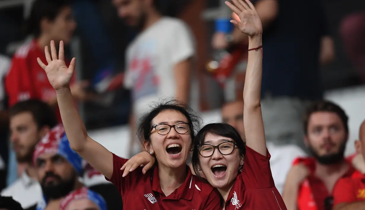 Dua fans wanita bersorak sebelum pertandingan Piala Super Eropa 2019 antara Liverpool melawan Chelsea di Besiktas Park, Istanbul, Turki (14/8/2019). Dalam pertandingan ini Liverpool menang atas Chelsea lewat drama adu penalti 5-4 (2-2). (AFP Photo/Ozan Kose)