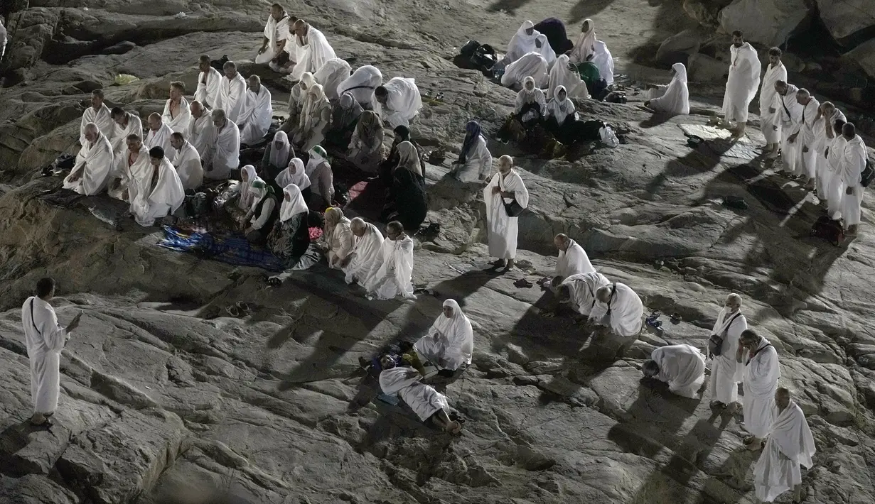 Jemaah haji berdoa di Jabal Rahmah, Padang Arafah, dekat Kota Suci Mekkah, Arab Saudi, 8 Juli 2022. Jemaah haji mulai berdatangan ke Arafah untuk melaksanakan wukuf. (AP Photo/Amr Nabil)