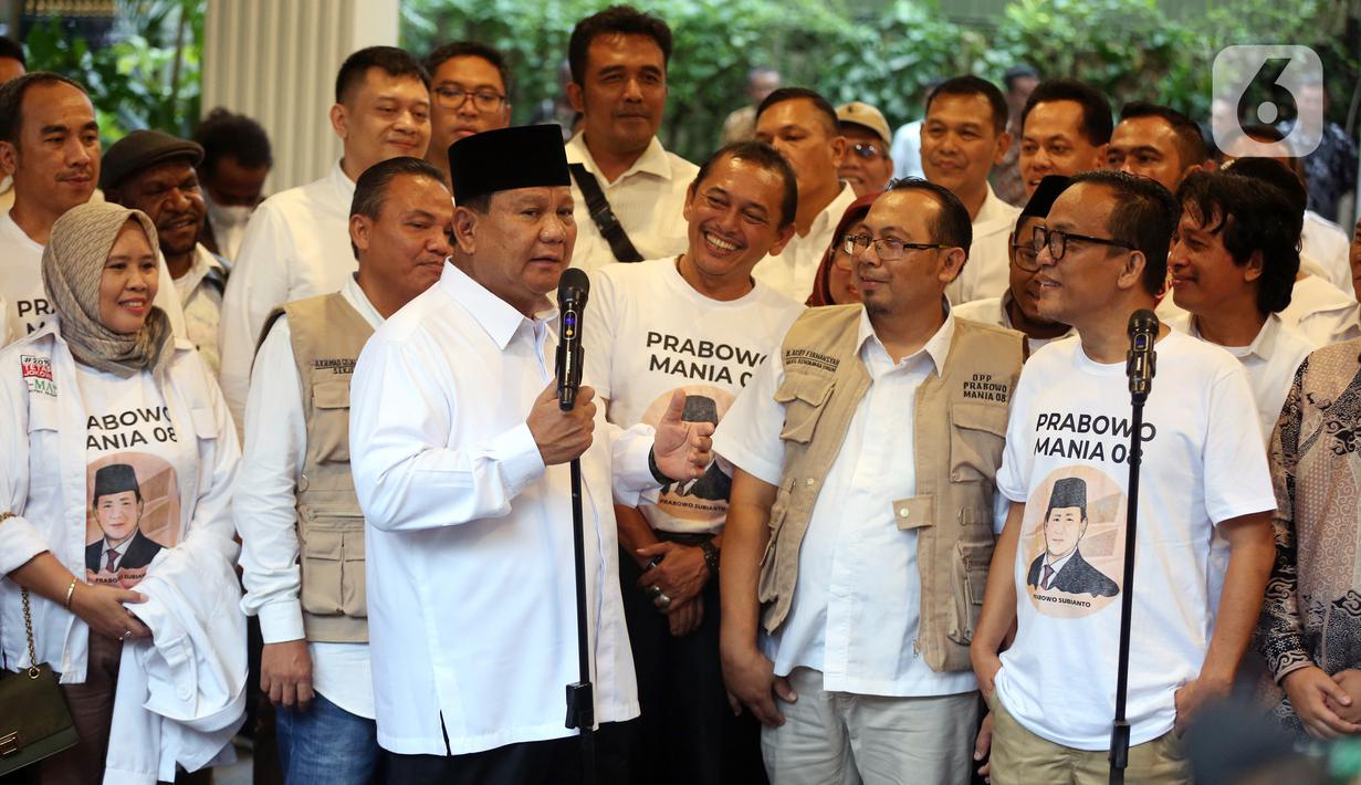 Ketua Umum Partai Gerindra Prabowo Subianto (depan-kiri) bersama relawan Jokowi Mania (Joman) menyampaikan keterangan pers usai melakukan pertemuan di Rumah Kertanegara, Jakarta, Kamis (16/2/2023). Dalam pertemuan tersebut, relawan Joman sepakat mendukung Prabowo Subianto untuk Pilpres 2024 dan bertransformasi menjadi Prabowo Mania 08. (Liputan6.com/Johan Tallo)
