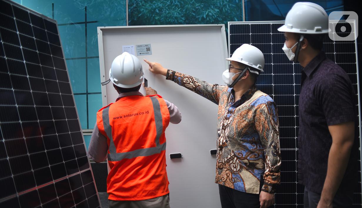 Managing Director Utomo SolaRUV, Anthony Utomo (tengah) memperlihatan panel surya bersertifIkat SNI kepada mitra outlet Juragan Atap Energi Surya, Ihsan Fadhlur Rahman (kanan) di Jakarta,(31/12/21). (Liputan6.com/HO/Andrey)