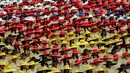 Topi warna-warni dari peserta parade mewarnai perayaan Hari Nasional Taiwan di depan Kantor Kepresidenan di Taipei, (10/10/2014). (REUTERS/Pichi Chuang)