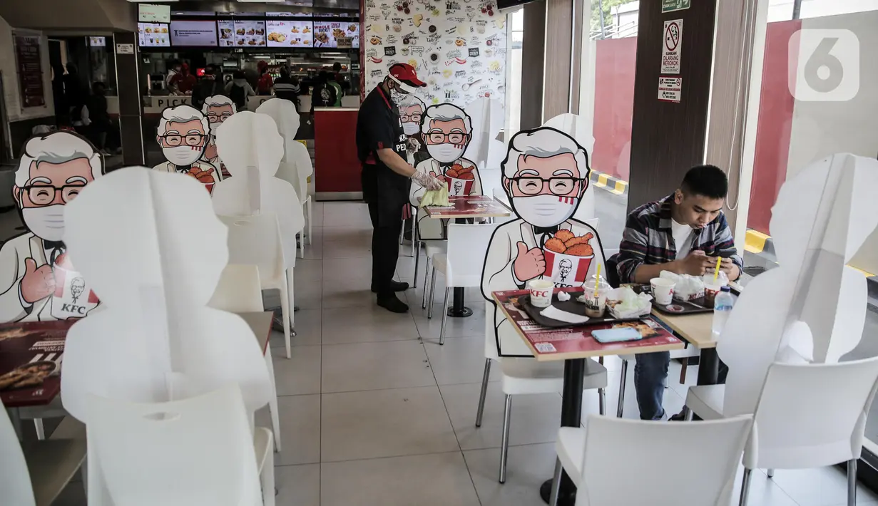 Banner bergambar karakter terlihat di KFC Salemba, Jakarta, Selasa (23/6/2020). Banner bergambar tersebut berguna untuk pembatas bagi pengunjung yang makan di tempat saat fase kenormalan baru. (Liputan6.com/Faizal Fanani)