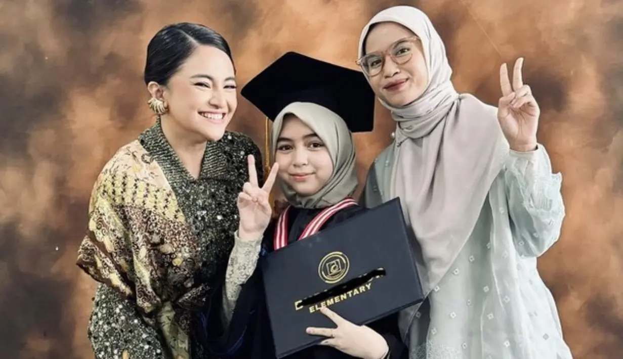 Masrhanda tampil dengan rambut yang ditata anggun. [Foto: Instagram/ Marshanda]