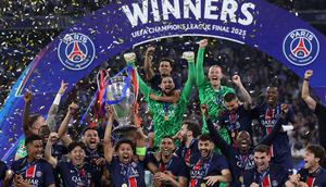 Kapten tim Paris Saint-Germain (PSG) asal Brasil, Marquinhos mengangkat trofi bersama rekan setimnya saat merayakan kemenangan pada laga final Liga Champions 2024/2025 melawan Inter Milan di Allianz Arena, Jerman, pada 31 Mei 2025 waktu setempat atau Minggu 1 Juni 2025 dini hari WIB. (FRANCK FIFE/AFP)
