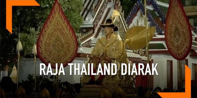 VIDEO: Raja Baru Thailand Diarak Memakai Tandu Berlapis Emas