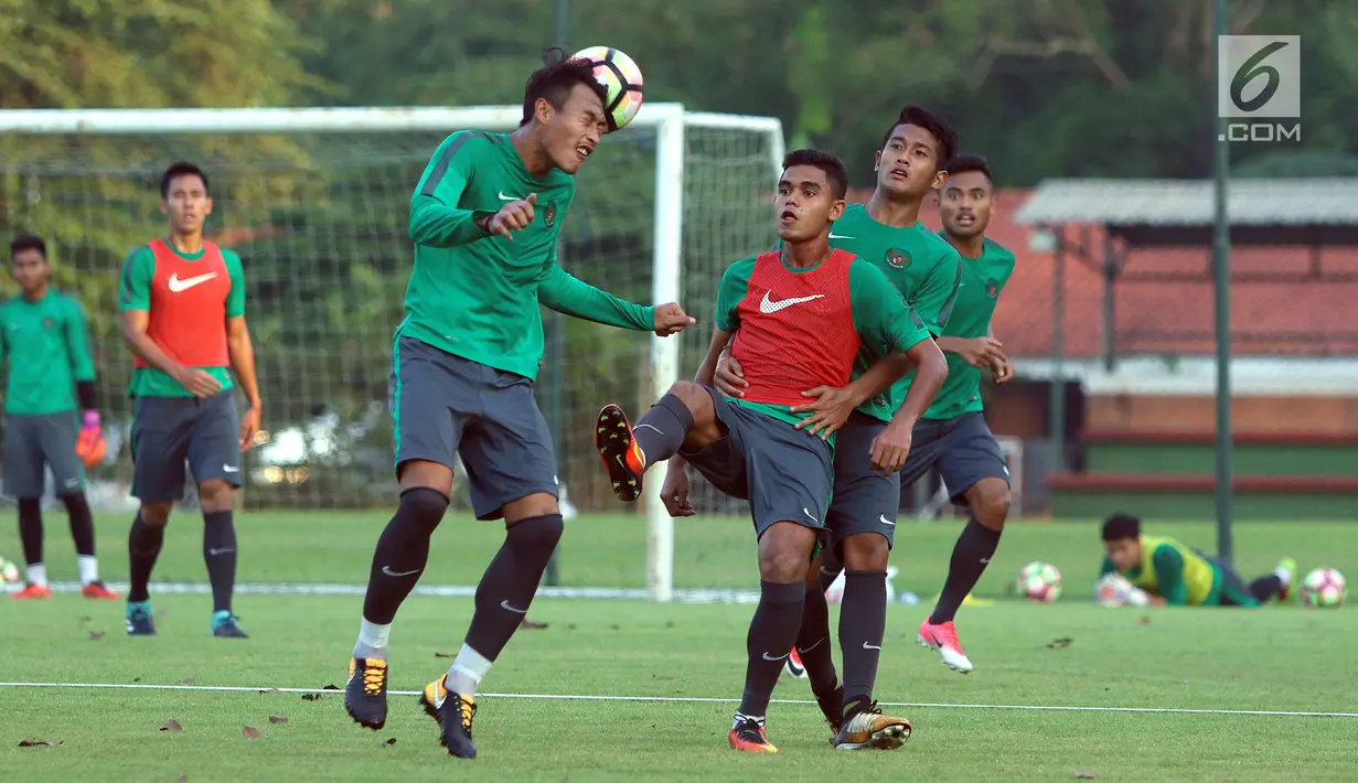 Pemain Timnas Indonesia U-22, Hansamu Yama Pranata (tengah) menyundul bola saat latihan di lapangan SPH Karawaci, Banten, Senin (7/8). Latihan ini persiapan laga di SEA Games 2017 Kuala Lumpur. (Liputan6.com/Helmi Fithriansyah)