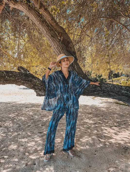 "Kok lu bisa bangkit sih? ya sebenarnya lu punya pilihan untuk lu terpuruk terus atau lu bangkit, oh itu nggak pilihan. Gue nggak punya pilihan untuk gue terpuruk, gue nggak mau, ngapain ih nggak enak," jelasnya. (Instagram/lunamaya)