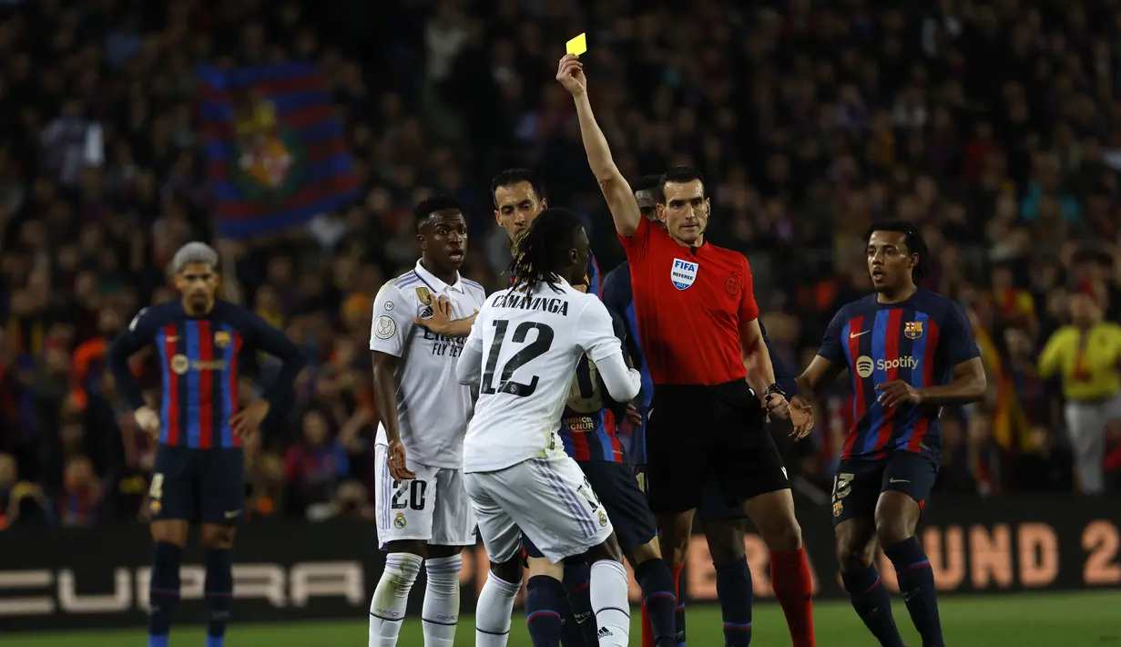Di babak kedua, Real Madrid langsung tancap gas saat peluit pertandingan baru saja ditiup. Hasilnya, Karim Benzema sukses mencetak gol kedua Real Madrid. (AP Photo/Joan Mateu Parra)
