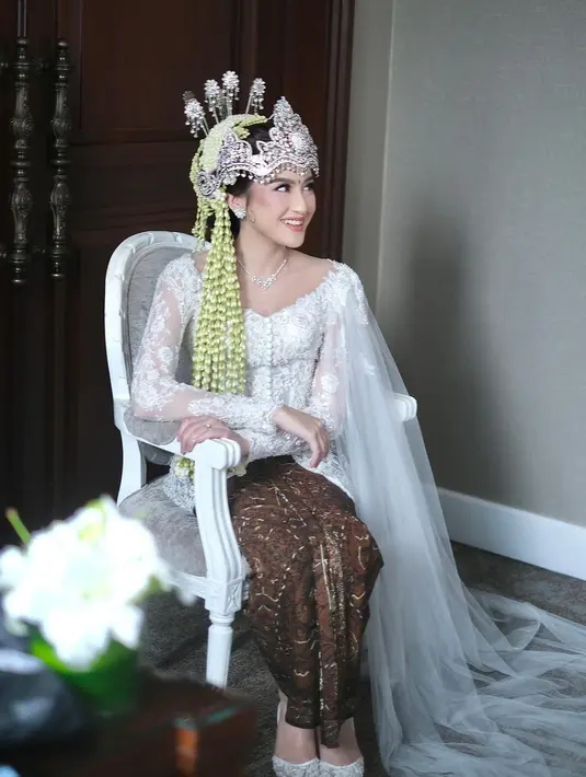 Kebaya Salsha dilengkapi dengan selendang transparan pada bahu kiri ditambah motif bordir bunga dengan dedaunan. Tak ketinggalan siger dan ronce melati yang memperkuat penampilannya sebagai pengantin Sunda.  [@morden.co].