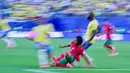 Wonderkid 18 Tahun sukses itu sukses mengundang decak kagum penonton lewat aksinya. Teknik dan kontrol bolanya sempurna. (AP Photo/Petr David Josek)
