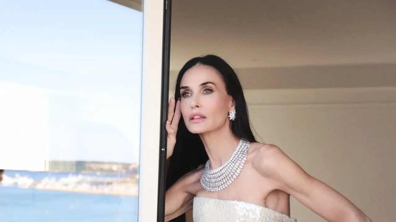Demi Moore Pancarkan Aura Awet Muda dengan Deretan Look Glamor di Festival Film Cannes 2026