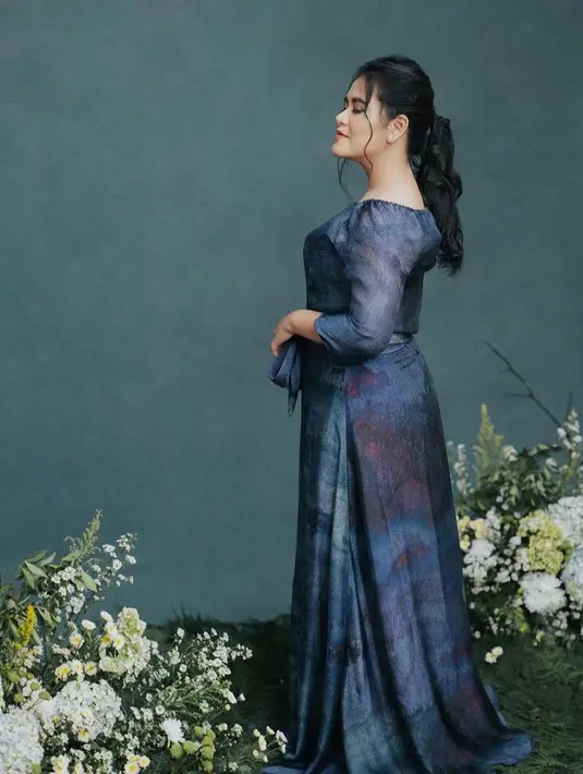 Biasa berfoto bersama suami dan anak-anak, kali ini Kahiyang justru menjalani pemotretan seorang diri. (Instagram/doleytobing).