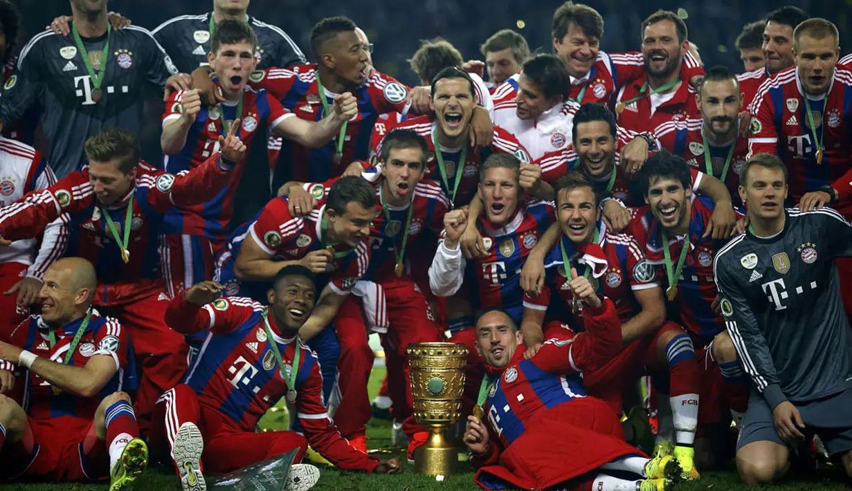 Selebrasi pemain Bayern München saat merayakan kemenangan di Piala Jerman (DFB Pokal) di Olympiastadion, Berlin (18/5/2014). (REUTERS/Ina Fassbender)