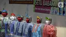 Deretan ondel-ondel dipajang di Kawasan Perkampungan Budaya Betawi, Setu Babakan, Jagakarsa, Jakarta Selatan, Selasa (28/7/2020). Selama pandemi COVID-19, perajin mengaku sepi pemesanan ondel-ondel kendati harus terus memproduksi untuk stok ke depan. (merdeka.com/Dwi Narwoko)