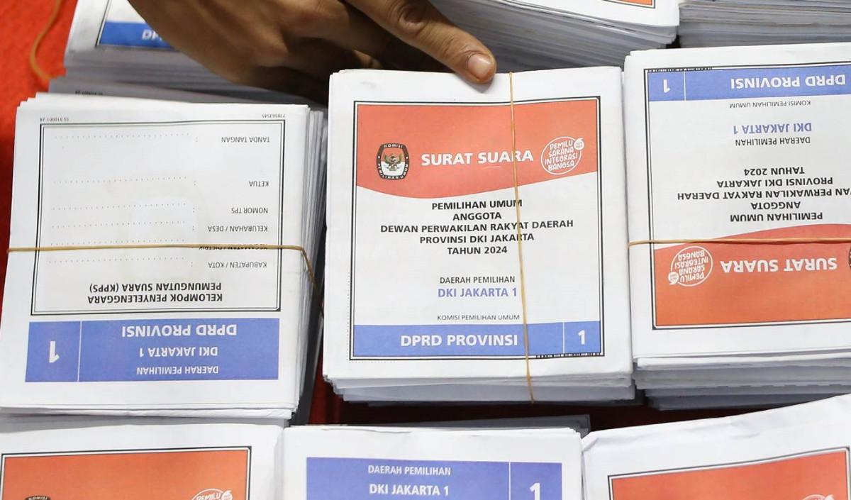Sementara itu, pemilih yang melanggar larangan dapat dikenai sanksi administratif sesuai dengan peraturan yang berlaku.&nbsp;