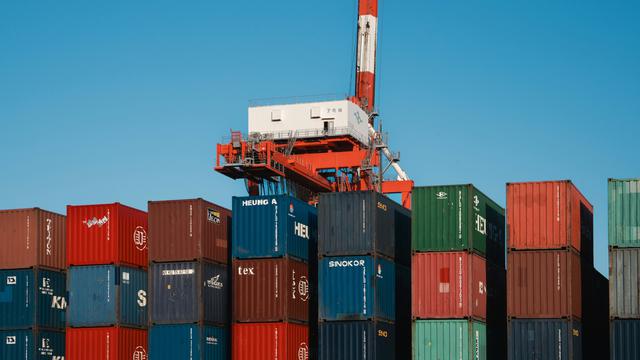 Ilustrasi peti kemas, perdagangan internasional