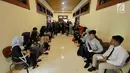 Peserta menunggu dipanggil saat mengikuti kompetisi News Presenter dalam rangkaian Emtek Goes To Campus (EGTC) 2018 di Universitas Gajah Mada, Yogyakarta, Selasa (16/10). (Liputan6.com/Herman Zakharia)