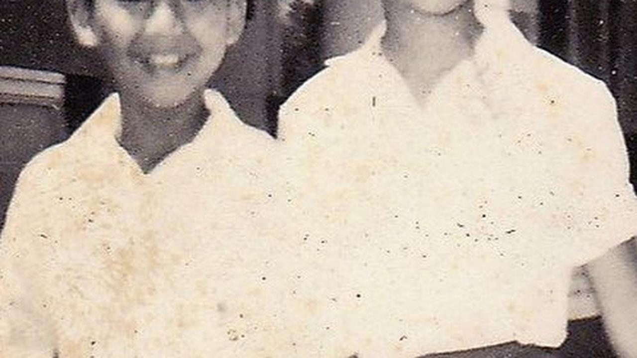 Bukan hanya ucapan saja, Prabowo juga mengunggah foto kebersamaan keduanya saat masih kecil. Terlihat Prabowo tersenyum ceria di samping sang kakak tercinta.