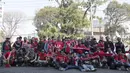 Pendukung Bali United foto bersama di depan hotel tempat pemain jelang laga perempat final antara Bali United melawan Arema Cronus di Malang, Sabtu (19/9/2015). (Bola.com/Vitalis Yogi Trisna)