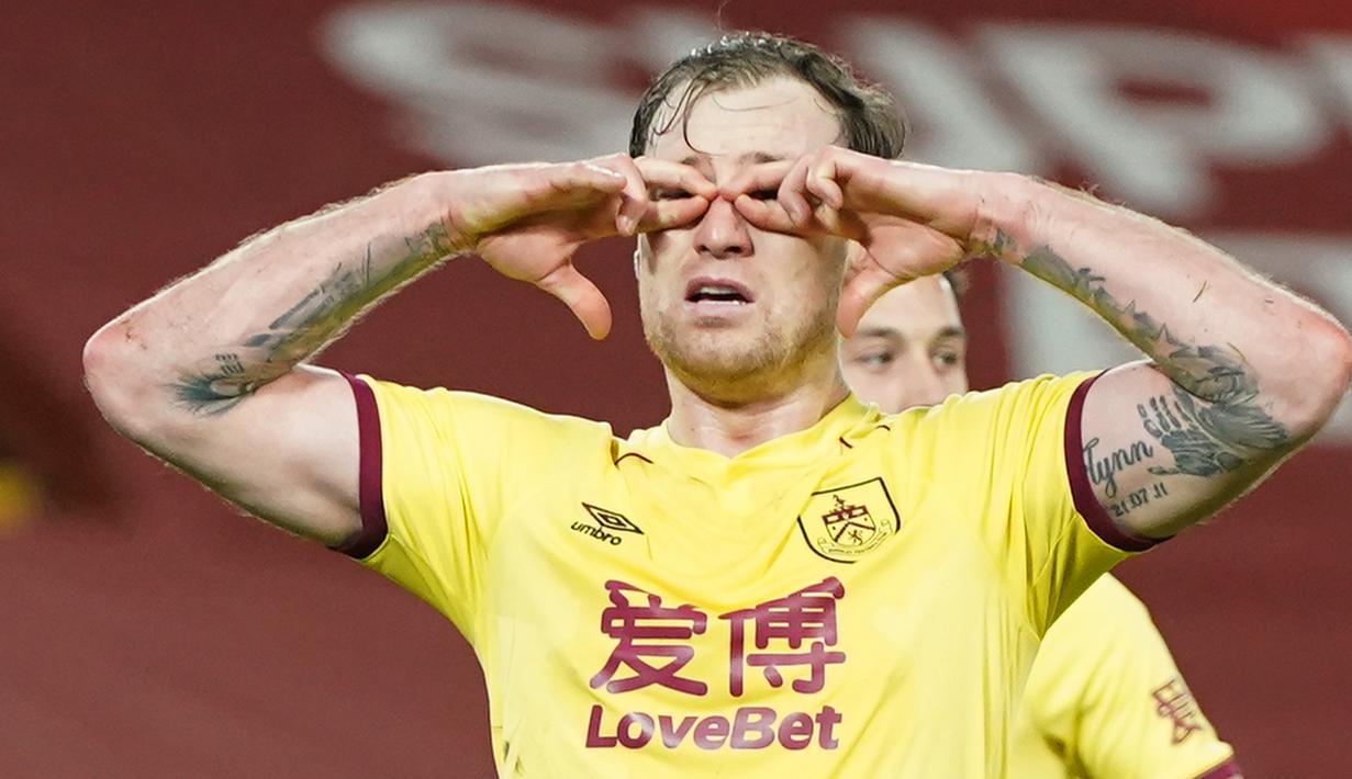 Striker Burnley, Ashley Barnes melakukan selebrasi usai mencetak gol ke gawang Liverpool lewat eksekusi penalti dalam laga lanjutan Liga Inggris 2020/21 di Anfield Stadium, Liverpool, Kamis (21/1/2021). Burnley menang 1-0 atas Liverpool. (AFP/Jon Super/Pool)