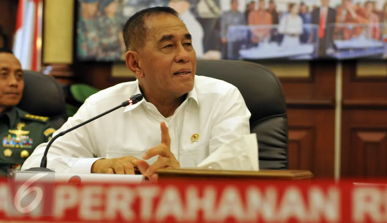 Menhan Ryamizard Ryacudu saat menghadiri Rapim Kemhan RI Tahun 2016, Jakarta, Selasa (12/1/2016). Rapat membahas tentang meningkatkan sistem pertahanan negara dan kemandirian industri pertahanan. (Liputan6.com/Johan Tallo)
