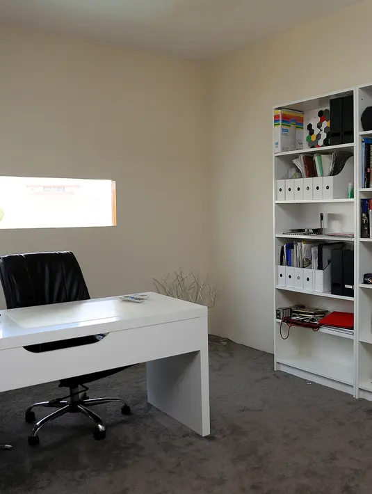 Ini adalah ruangan kerja dari Teuku Zacky. Ruang kerja ini didesain minimalis dan didominasi dengan warna putih. (Andy Masela/Bintang.com)