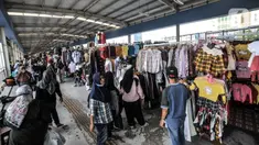 Pengunjung memilih pakaian di Skybridge Pasar Tanah Abang, Jakarta, Rabu (28/4/2021). Jumlah pengunjung dan aktivitas perdagangan kebutuhan pakaian Lebaran di jembatan multiguna ini mulai mengalami peningkatan memasuki 2 minggu menjelang Idul Fitri. (merdeka.com/Iqbal S. Nugroho)