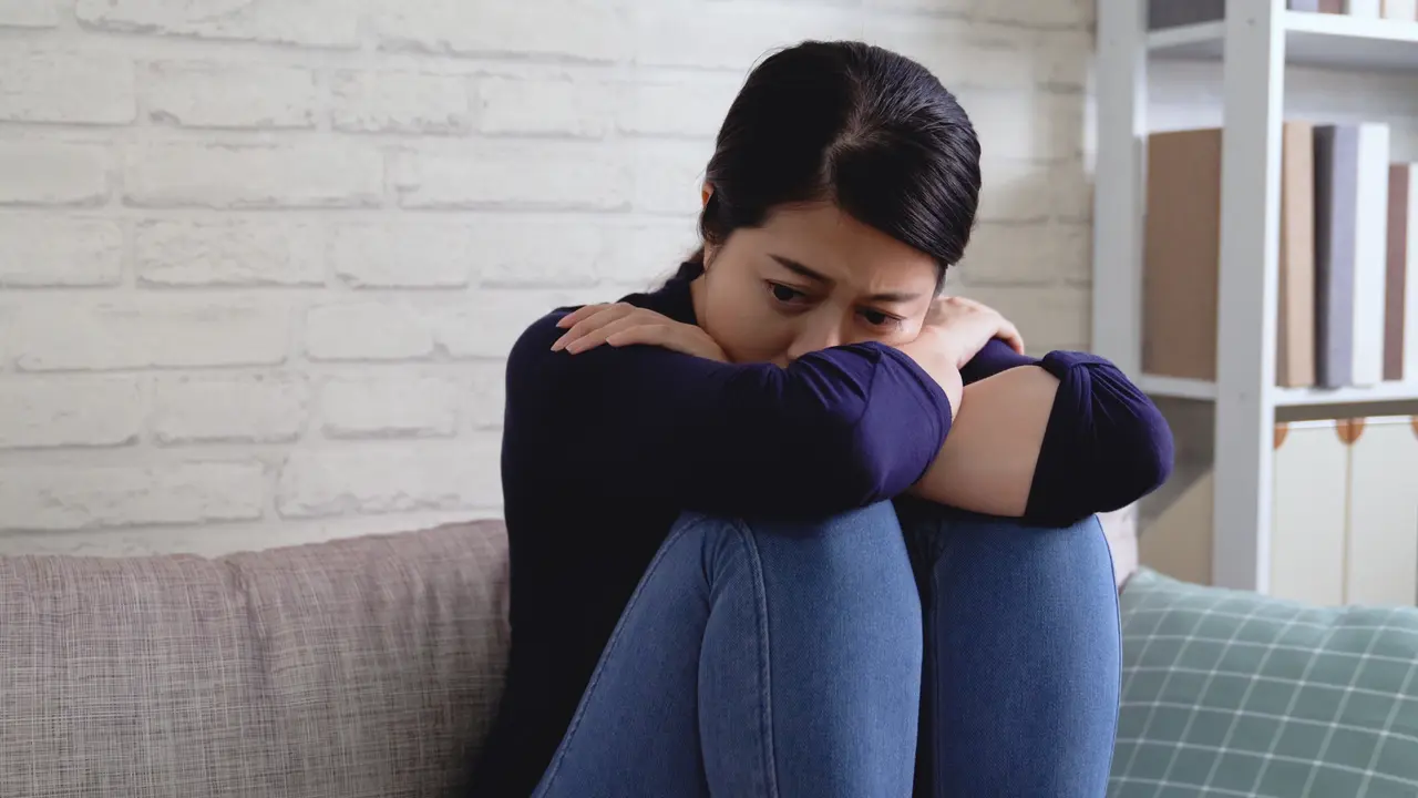 perempuan kesepian bersedih