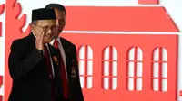 Presiden ke-3 RI BJ Habibie tiba menghadiri  Sidang Tahunan MPR, DPR dan DPD di Kompleks Parlemen, Senayan, Jakarta, Kamis, (16/8). Tema sidang tahunan kali ini Bhinneka Tunggal Ika. (Liputan6.com/Johan Tallo)