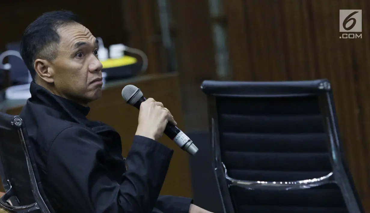 Mantan anggota Dewan Komisaris PT Pertamina (Persero), Gita Wirjawan bersaksi pada sidang lanjutan dugaan korupsi akuisisi Blok Basker Manta Gummy dengan terdakwa mantan Dirut PT Pertamina, Karen Agustiawan di PengadilanTipikor, Jakarta, Kamis (9/5/2019). (Liputan6.com/Helmi Fithriansyah)