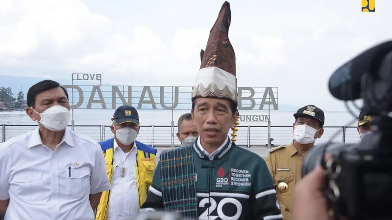 Presiden Joko Widodo (Jokowi) meresmikan penataan Kawasan Pantai Bebas Parapat, Rabu (2/2/2022). (Dok Kementerian PUPR)