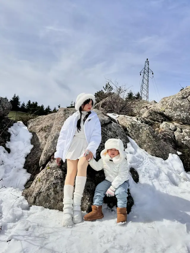 6 Potret Keseruan Fuji dan Gala Main Salju di Turki, Jadi Momen Pertama Keponakan