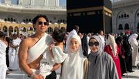 7 Potret Nikita Willy Umrah Awal Tahun, Tampil Sederhana Bareng Suami dan Ibu