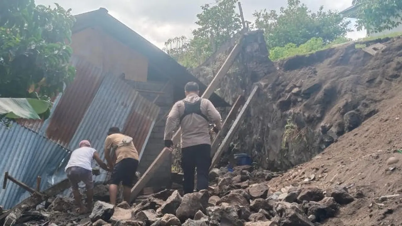 Rumah roboh dampak gempa bitung