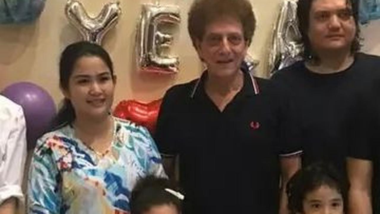 Potret perayaan ulang tahun Malayeka pada tahun 2021 memperlihatkan keharmonisan keluarga, di mana Fahri Albar dan keluarga ikut serta merayakan momen spesial.