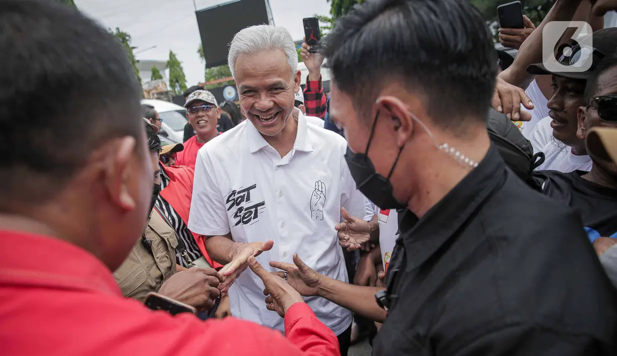 Kehadiran Ganjar Pranowo disambut ratusan nelayan yang sudah menunggu. (Liputan6.com/Faizal Fanani)