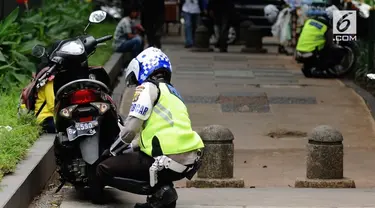 Gubernur DKI Jakarta Djarot Saiful Hidayat mengatakan pemotor yang nekat mengambil hak pejalan kaki dengan melewati trotoar harus ditertibkan. 