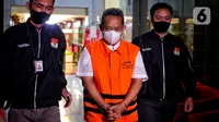 Wali Kota Bandung Yana Mulyana (tengah) berjalan menuju mobil tahanan usai ditetapkan sebagai tersangka pasca terjaring OTT di Gedung Merah Putih Komisi Pemberantasan Korupsi (KPK), Jakarta, Minggu (16/4/2023) dini hari. (Liputan6.com/Angga Yuniar)