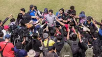 Pelatih Timnas Indonesia U-24, Indra Sjafri, meladeni pertanyaan jurnalis setelah memimpin sesi latihan timnya di Lapangan A Senayan, Jakarta, Jumat (15/9/2023) pagi WIB. (Bola.com/Bagaskara Lazuardi)