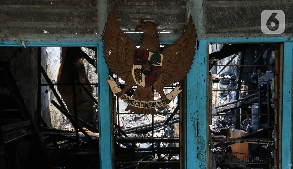 Lambang Garuda Pancasila terlihat pada bangunan yang hangus pascakebakaran melanda permukiman padat penduduk di Petojo Selatan. (Liputan6.com/Johan Tallo)