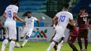 Tensi pertandingan makin tinggi. Dua tim saling melancarkan serangan cepat. Fortes kembali membuat Arema unggul menit 73. Kali ini lewat tendangan bebas. (Bola.com/Bagaskara Lazuardi)