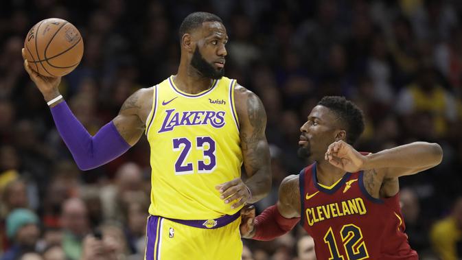 Aksi LeBron James (kiri) kala Lakers mengunjungi markas Cavaliers di ajang NBA (AP)