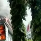 Kantor DPRD Kabupaten Gowa diserang dan dibakar sekelompok orang. 