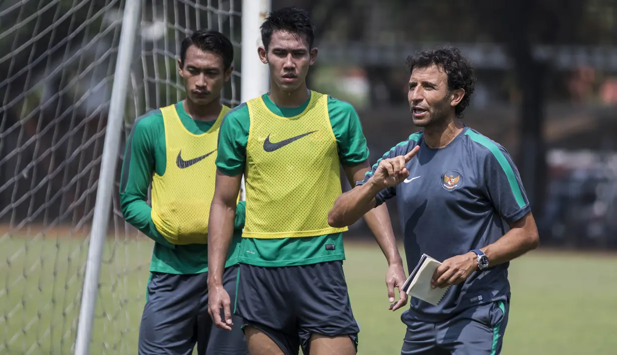 Pelatih Timnas Indonesia U-22, Luis Milla, memberikan instruksi saat latihan di Lapangan SPH Karawaci, Banten, Kamis (10/8/2017). Latihan dilakukan sebagai persiapan jelang SEA Games 2017 Malaysia. (Bola.com/Vitalis Yogi Trisna)