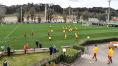 Para pemain AS Roma mengambil bagian dalam sesi latihan di tempat latihan AS Roma di Trigoria, selatan Roma (5/3). Roma akan bertanding melawan Porto pada leg kedua babak 16 besar Liga Champions di Estadio do Dragao. (AFP Photo/Andreas Solaro)