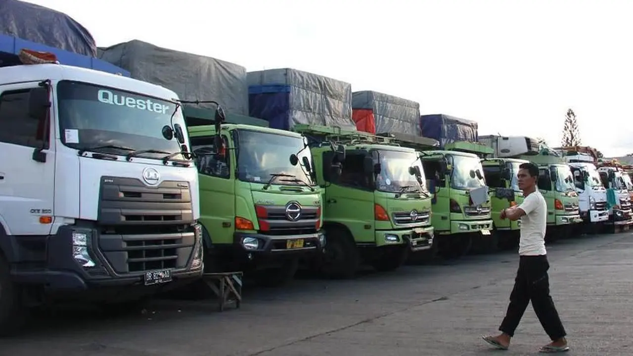 Truk muatan barang.
