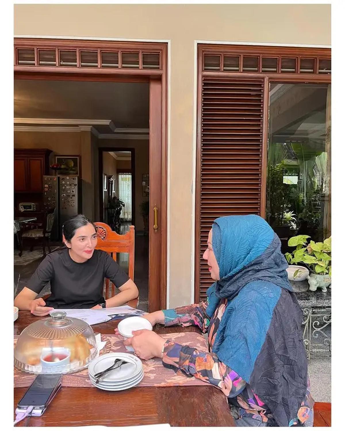 5 Potret Teras Semi Terbuka Rumah Camelia Malik, Bernuansa Klasik dan Tropis