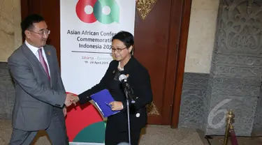 Menlu Retno Marsudi (kanan) menerima Menlu Mongolia Lundeg Purevsuren disela Konferensi Tingkat-Tinggi (KTT) Asia Afrika di JCC, Selasa (21/4/2015). (Liputan6.com/Herman Zakharia)