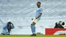 Penyerang Manchester City, Raheem Sterling berselebrasi usai mencetak gol ke gawang Crystal Palace pada pertandingan lanjutan Liga Inggris di Stadion Etihad, Senin (18/1/2021). City unggul satu angka dari juara bertahan Liverpool. (AP Photo/Dave Thompson, Pool)